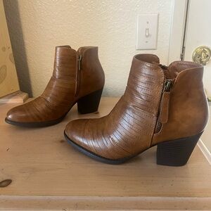 Cloudwalkers Cognac Faux Leather Ankle Boots – Size 8.5W‎